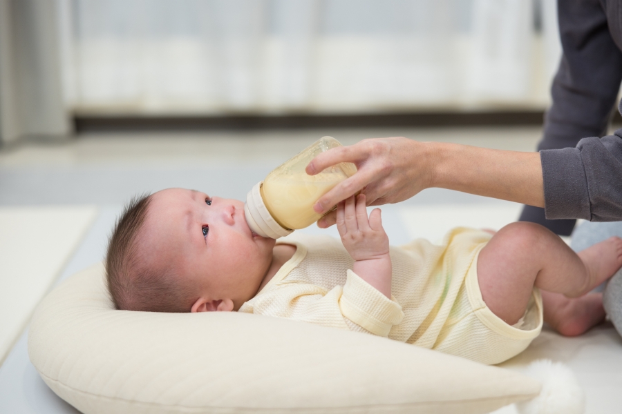 Có nên cho trẻ sơ sinh nằm bú bình 
