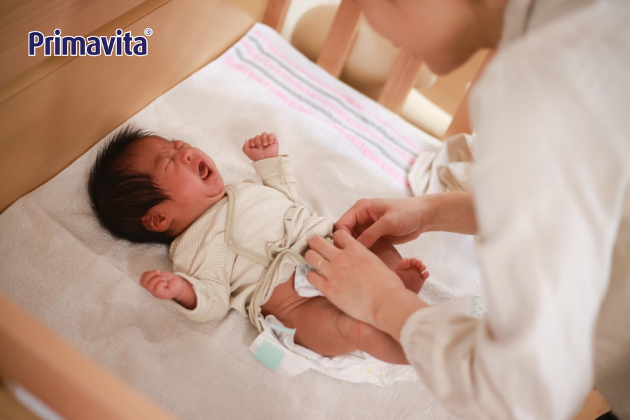 Trẻ sơ sinh 1 tuần không đi ngoài có sao không? 