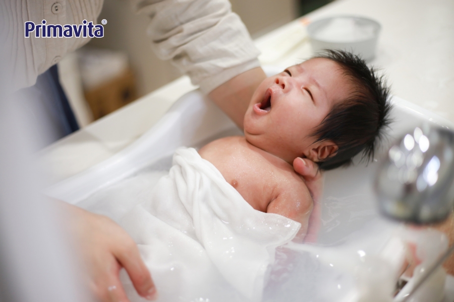 Giải pháp cho bé sơ sinh sợ tắm 